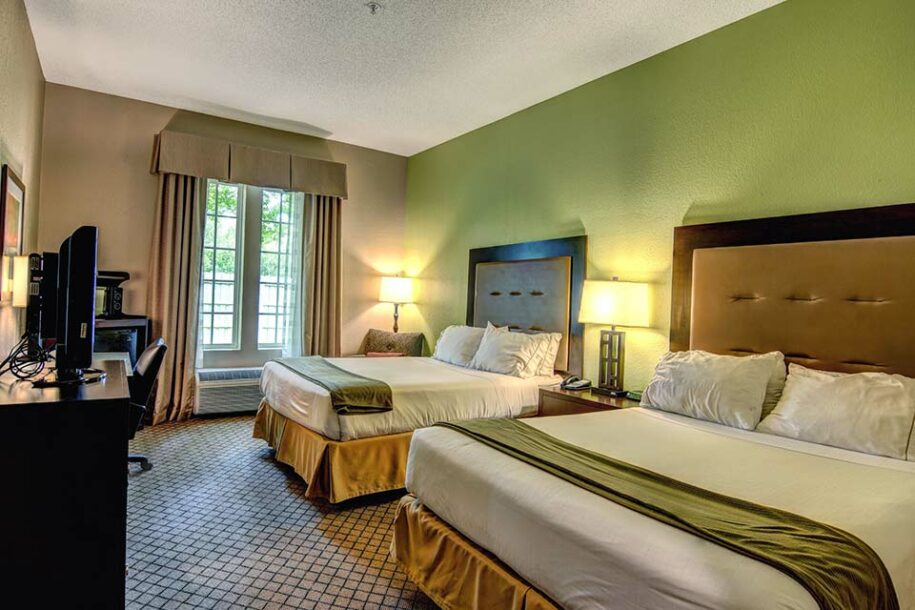 Are Hotels Cheaper at the Last Minute?